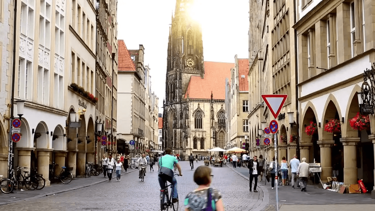 Equipo de expertos regulatorios de MedNet EC-REP en un entorno de oficina moderno